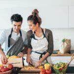 Casal na cozinha - Fotos do Canva