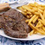 Como fazer contra-filé com fritas