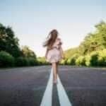 Mulher Andando Em Uma Estrada Vazia - Fotos do Canva