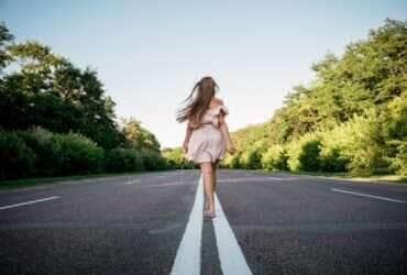 Mulher Andando Em Uma Estrada Vazia - Fotos do Canva