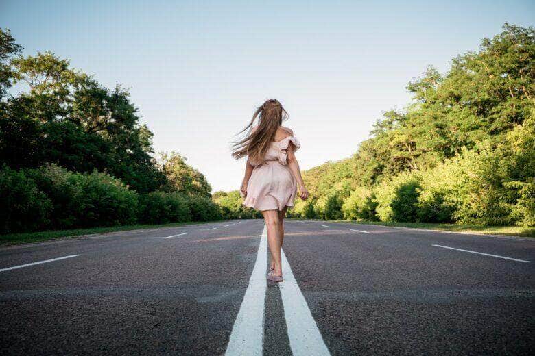 Mulher Andando Em Uma Estrada Vazia - Fotos do Canva