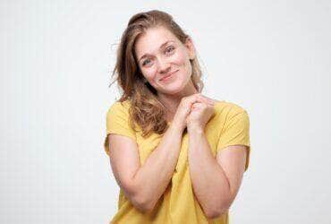 Mulher caucasiana satisfeita sorrindo amplamente, feliz em receber elogios de amigos - Fotos do Canva