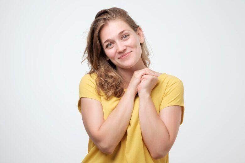 Mulher caucasiana satisfeita sorrindo amplamente, feliz em receber elogios de amigos - Fotos do Canva