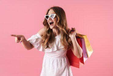 Mulher, com, bolsas para compras - Fotos do Canva