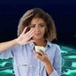 Mulher com dinheiro na mão