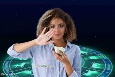 Mulher com dinheiro na mão
