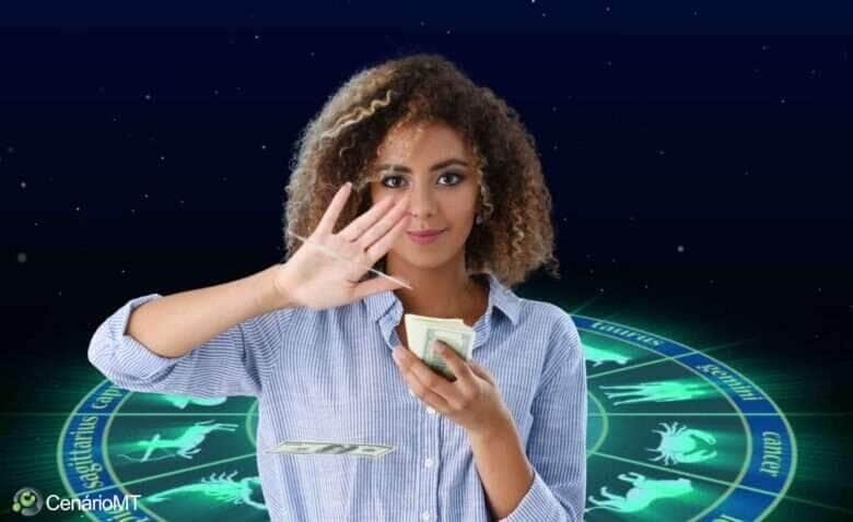 Mulher com dinheiro na mão