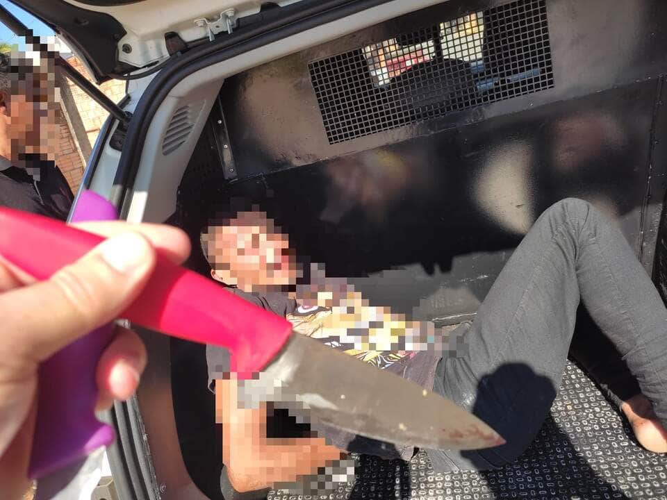 Já o suspeito, que ainda estava no local do crime, foi detido pelos guardas civis e encaminhado à Delegacia de Polícia Civil, onde foi autuado em flagrante por tentativa de feminicídio.