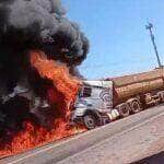 Colisão entre carretas provoca incêndio e mobiliza equipes de resgate