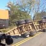 Tombamento de vagão de carreta na BR-364 em Jaciara gera interdição parcial da pista