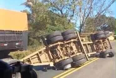 Tombamento de vagão de carreta na BR-364 em Jaciara gera interdição parcial da pista