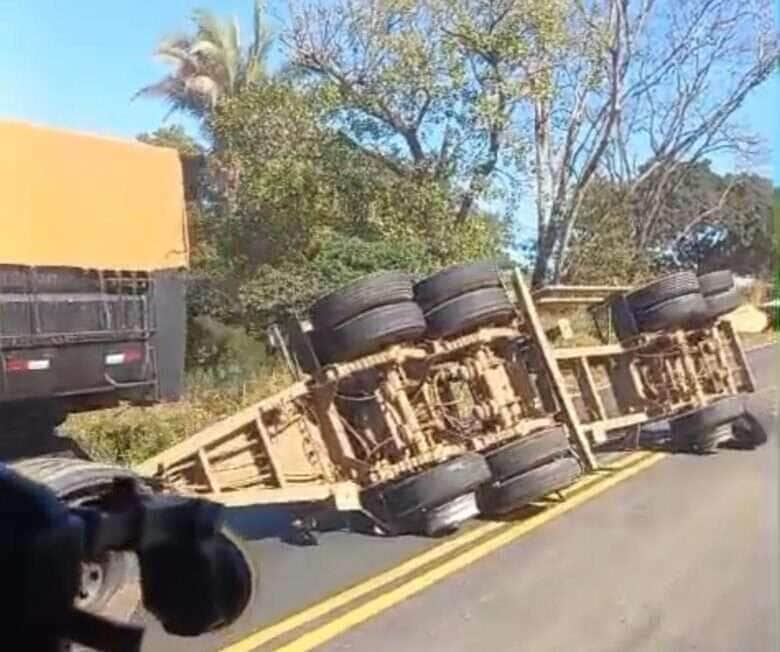 Tombamento de vagão de carreta na BR-364 em Jaciara gera interdição parcial da pista
