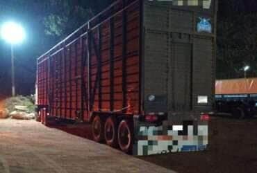 Motorista morre eletrocutado ao subir na gaiola do caminhão para verificar gado