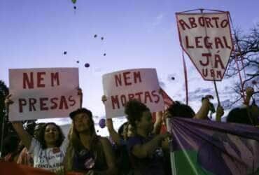 Participantes do Festival Pela Vida das Mulheres caminham do Museu Nacional da República até o Supremo Tribunal Federal (STF). Em frente à Corte, as ativistas fizeram um ato em defesa da descriminalização do aborto. Por: Fabio Rodrigues Pozzebom/Agência Brasil