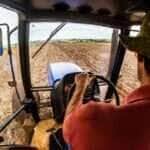 agricultor conduzindo trator foto Arquivo ANeto Embrapa Soja