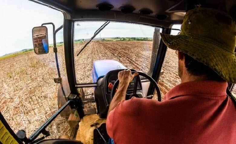 agricultor conduzindo trator foto Arquivo ANeto Embrapa Soja