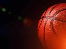 bola de basquete em fundo preto. - Fotos do Canva