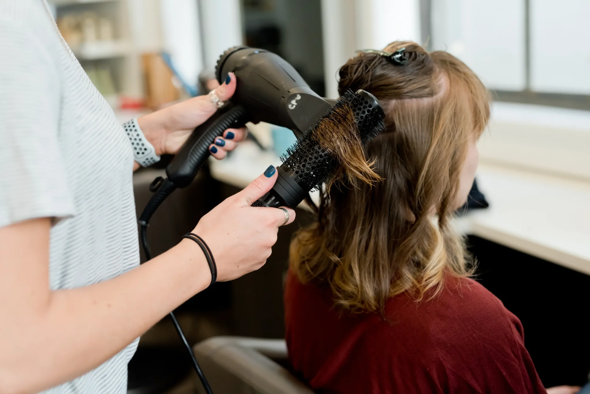 Calendário de corte de cabelo lunar para julho de 2024 2 cortando cabelo