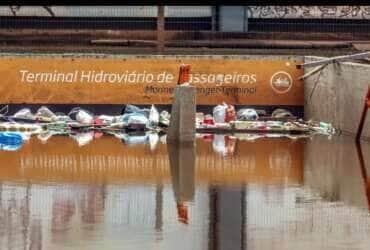 Porto Alegre (RS), 20/05/2024 – CHUVAS RS- LIMPEZA - Comerciantes retiram entulho e limpam lojas para retomar os negócios no Centro Histórico de Porto Alegre. Foto: Rafa Neddermeyer/Agência Brasil