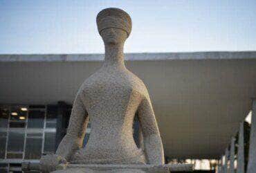 Fachada do Supremo Tribunal Federal (STF) com estátua A Justiça, de Alfredo Ceschiatti, em primeiro plano. Por: Marcello Casal Jr/ Agência Brasil