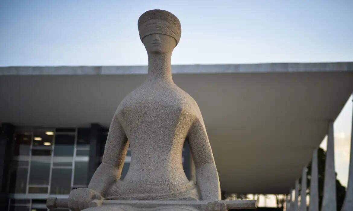 Fachada do Supremo Tribunal Federal (STF) com estátua A Justiça, de Alfredo Ceschiatti, em primeiro plano. Por: Marcello Casal Jr/ Agência Brasil