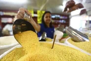 Vendedores e frequentadores na Feira da Ceilândia. Por: Marcelo Camargo/Agência Brasil