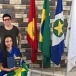 Letícia Pimenta Mageski com a professora de língua portuguesa, Joana Maria Santana  - Foto por: Assessoria Seduc-MT