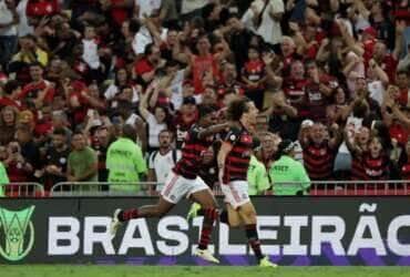 Mengão marca nos acréscimos, vence o Bahia e reassume liderança do Brasileirão