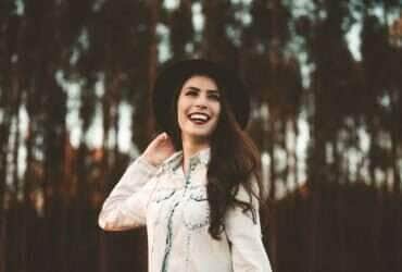 mulher feliz na floresta - Fotos do Canva