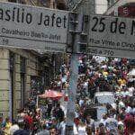 São Paulo SP 03/11/2023 Movimento na Ladeira Porto Geral com a Rua 25 de Março, após o feriado de Finados. Foto: Paulo Pinto/Agência Brasil