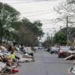 Canoas (RS), 23/06/2024 - Lixo e entulho em frente a casas após enchente que atingiu toda a escola. Foto: Bruno Peres/Agência Brasil