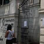 São Paulo - Aviso aos alunos na fachada da Escola Estadual Caetando de Campos, na Consolação. Por: Rovena Rosa/Agência Brasil