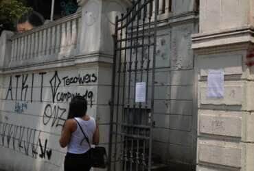 São Paulo - Aviso aos alunos na fachada da Escola Estadual Caetando de Campos, na Consolação. Por: Rovena Rosa/Agência Brasil