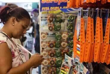 Venda a varejo de material escolar em lojas da 25 de Março, região central. Por: Rovena Rosa/Agência Brasil