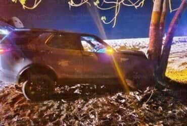 Land Rover sai da pista após ser fechado por carreta em Nova Mutum