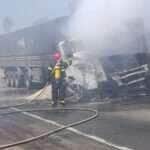 Bombeiros combatem incêndio em carreta carregada com enxofre na BR-364 em Mato Grosso