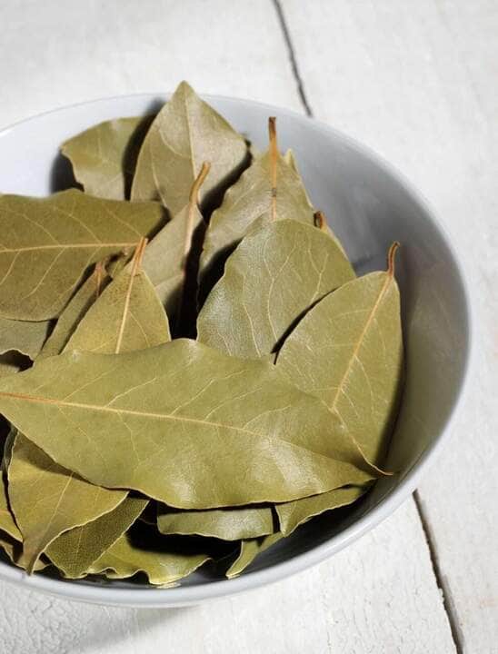 Por Que Queimar uma Folha de Louro à Noite - O Resultado Surpreenderá 90% das Pessoas 82 Dried Bay Leaf - Fotos do Canva