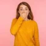 Retrato de uma jovem mulher emocional em fundo rosa - Fotos do Canva