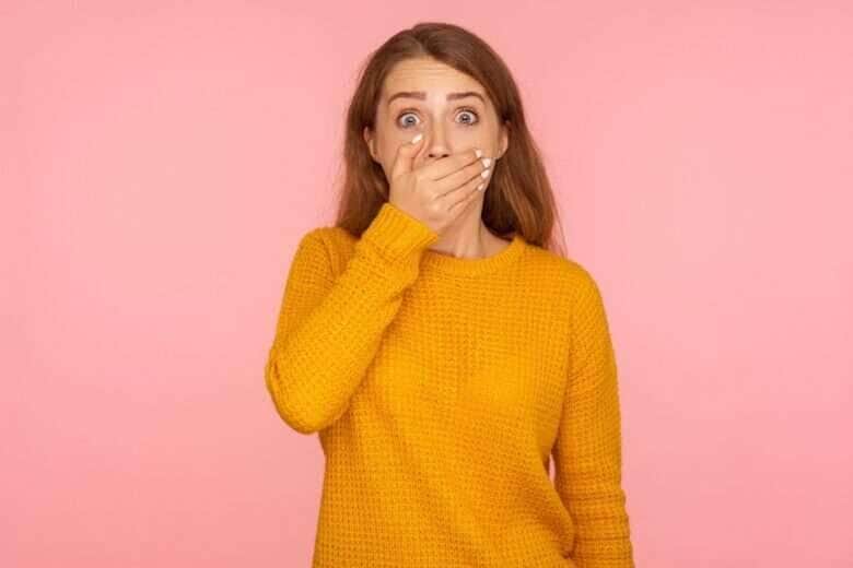 Retrato de uma jovem mulher emocional em fundo rosa - Fotos do Canva