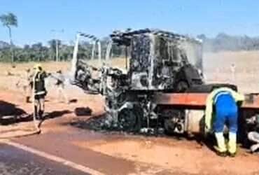 Cabine de carreta é completamente destruída; motorista ileso