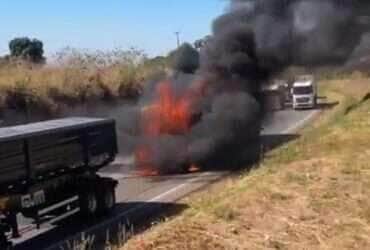 Acidente na BR-364 em Jaciara deixa pista interditada e carreta pega fogo.