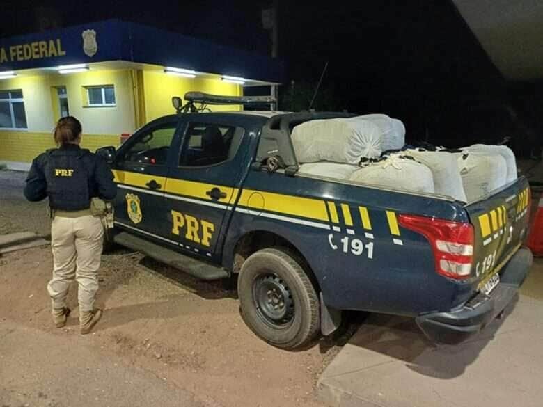 Mais de duas mil peças de roupas falsificadas apreendidas pela PRF na BR-070 em Poconé