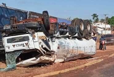 Motorista fica ferido após tombar caminhão-tanque em Rondonópolis
