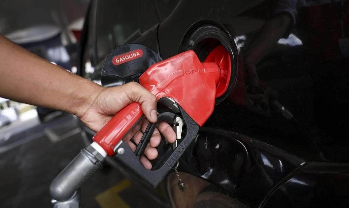 Brasília (DF), 06/06/2024 - Consumidores fazem fila em posto de combustíveis durante o Dia Livre de Impostos Foto: Marcelo Camargo/Agência Brasil