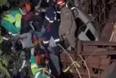 Caminhoneiro fica preso às ferragens após capotamento na MT-358