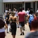 Estudantes chegam ao Centro Universitário do Distrito Federal, para o segundo dia de prova do Enem 2020 Por: Marcello Casal JrAgência Brasil