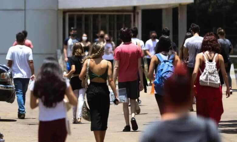 Estudantes chegam ao Centro Universitário do Distrito Federal, para o segundo dia de prova do Enem 2020 Por: Marcello Casal JrAgência Brasil