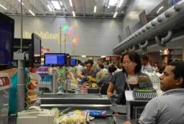 Vitória (ES) - Supermercados lotados com filas nos caixas e na entrada funcionam com horário reduzido (Tânia Rêgo/Agência Brasil)
