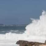 Rio de Janeiro (RJ), 03/04/2023 - Ressaca na orla de Ipanema e Leblon, zona sul da cidade. Foto: Tânia Rêgo/Agência Brasil