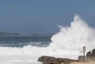 Rio de Janeiro (RJ), 03/04/2023 - Ressaca na orla de Ipanema e Leblon, zona sul da cidade. Foto: Tânia Rêgo/Agência Brasil